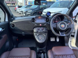 イタリア車ならではの美しさ、走りへのこだわりを感じるインテリアデザイン!