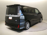 広々とした車内空間に優れた燃費性能。更にデザインも上質で人気のお車です!