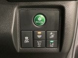 Hondaセンシング用の、VSA(ABS+TCS+横滑り抑制)解除と路外逸脱抑制機能のオンオフスイッチなどはハンドルの右側に装備しています。燃費に役立つECONボタンもここです。