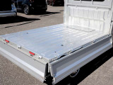 積み降ろしがしやすく、錆に強く耐久性の高い荷台!
