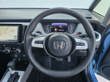 ドライバーの操作性に配慮したステアリング。快適な運転をサポートします。