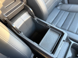運転席と助手席の間に小物入れも付いてますので便利です!!!