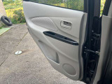 後席側のドア内張り。ドアポケット付きで状態もご確認ください