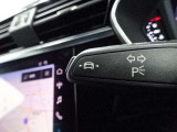 居眠り運転やわき見運転など、万が一車両が道路白線をはみだしそうになると、車がハンドルを自動修正してくれるアウディレーンアシストが装備されております。
