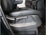 運転席ハイトアジャスター装備(ラチェット式・手動) レバー操作でシートの高さの調節が可能。自分に合ったドライビングポジションで、運転をより安心・快適にします。