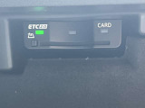 Audiの車両では、ETC車載器が標準して提供されていることが多いです。このシステムを使うことで、高速道路の料金所でわざわざ停止して料金を支払うことなく、スムーズに通行できます。
