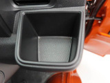 【カップホルダー】エアコン吹き出し口下部に設置されていますので使いやすさバッチリ!運転席から手の届くちょうどの位置です!