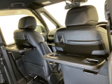 運転席・助手席の背もたれには、2列目シート用にカップホルダー付きの「格納式のシートバックテーブル」を装備しています。休憩時のちょっとした時間などカップを置いたり、小物置きに使えて便利です。