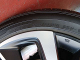 タイヤサイズは225/50R18になります☆