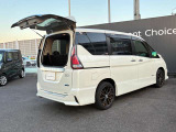 デュアルバックドアで後ろが狭い駐車場でもバックドアの開閉が出来ます!!