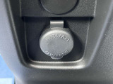 [アクセサリーソケット]こちらから電源が取れますので、車内での電化製品のご利用ができます♪