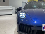 911の個性を感じさせるヘッドライトデザイン。フロントマスクを引き締める重要なポイントです。