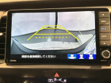 リバースギアに入れるだけで後方の表示へ切り替わります。夜間や雨の日の駐車も楽になりますよ。