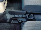振動などにより運転席へ荷物が侵入するのを防ぐ、小物侵入防止版を取り付けられます。
