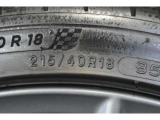 タイヤサイズは215/40R18です。