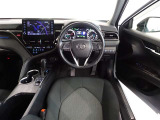 革巻きステアリングで快適な操作性の運転席です。