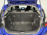 トランク収納スペースをご確認ください。荷物の積み下ろしがしやすい広さを確保しており、日常使いからレジャーまで幅広く活用できます。