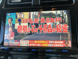 テレビ番組を画面で楽しめる装備を備えています。停車中の休憩時間などに映像を視聴でき、待ち時間も車内でゆったり過ごしたい方にうれしいポイントです。視認性にも配慮された画面です。