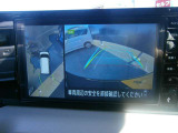 アラウンドビューモニターも装備しております。ご覧のように車体を真上か見たような映像なので、車庫入れの苦手なお客様ももうご心配いりません。