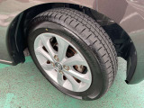 タイヤサイズは155/65R14 純正アルミホイールが足元をかっこよく引き締めます