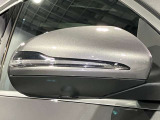 死角検知警告システムが装備されており、車線変更の際、死角に入る車両の検知、警告を行います。また、サイドミラー内部のインジケータが点灯し、危険の促しをしています。