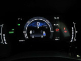 運転に役立つ情報を分かりやすく表示するマルチインフォメーションディスプレイを中央に配したとても見やすいメーター
