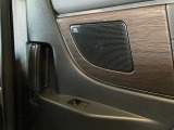 車内に理想の音響空間を創り出すUBLプレミアムサウンドシステムです。緻密に配置されたスピーカーが、まるでコンサートホールの特等席にいるような臨場感を優雅に奏でます。