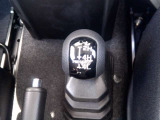 ★パートタイム4WD★路面状況に応じて2WD&hArr;4WDを自由に切り替えて走行できます!モード切替操作を行うのが副変速機!ダイレクトな操作感があるトランスファーレバーです!