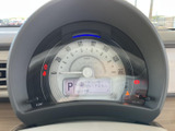 大きな円形メーターを中心に、表示がまとまった見やすいレイアウトです。運転中に必要な情報を視線移動を抑えて確認しやすく、現在の状態を把握しやすい計器まわりです。
