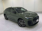 ヘッドライトとテールライトをつなぐショルダーラインは直線的で、力強いシルエットをつくりだし、車両をより長くみせダイナミックな存在感を放つ。
