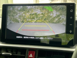 後方映像に目安線が表示され、駐車時の距離感をつかみやすい構成です。周囲の確認をサポートしてくれるため、車庫入れや狭い場所での取り回しにも役立ちます。