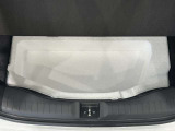 荷室には便利な床下収納もあります。