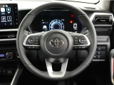 レーダークルーズコントロール(全車速追従機能付)付きです。車速に応じて追従支援してくれるので、ロングドライブも快適です。詳細は販売店スタッフまでおたずねください。