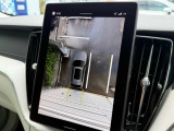 360&deg;カメラは縦型画面でとても見やすく、全方位にセンサーも付いているので狭い道でも安心です。クロストラフィックアラートで後方の障害物もお知らせしてくれます。
