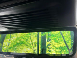 ClearSightインテリアビューミラー ランドローバー初採用のテクノロジー。車体に装備したカメラによる後方映像がルームミラーに映し出されます。車両後方の様子をはっきりと確認できます。