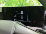 速度やシフト位置などの情報を画面にまとめて表示し、運転に必要な内容を確認しやすい構成です。視線を大きく動かさず、走行前の確認にもお役立ていただけます。