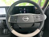 左右のスポークに各種スイッチを備え、手元から車両の設定やオーディオ関連の操作を行えます。前方を見ながら操作しやすく、普段使いでも便利な装備です。