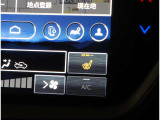 前後席に装備されるシートヒーターは強弱調整が可能!!
