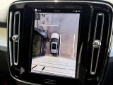 360&deg;カメラは縦型画面でとても見やすく、全方位にセンサーも付いているので狭い道でも安心です。クロストラフィックアラートで後方の障害物もお知らせしてくれます。