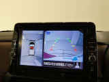 【全周囲モニター】車を上空から見下ろしたような映像をカーナビ画面に映し出し、車庫入れや縦列駐車をサポートしてくれます。