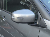 ウインカー付き電動格納式ドアミラー装備してます。対向車には認知され易く、安全につながりますね。