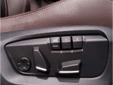 【電動シート(メモリー機能付き)】ドライバーのシートポジションを記憶させることが出来ます。お二人で交代しながら長距離を運転される際など、交代の度にシートポジションを確認する必要が御座いません。