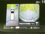 車両周囲を上から見た映像と後方の映像を並べて表示し、周辺確認をサポートします。目安のガイド線も表示されるため、駐車時や狭い場所での確認に役立ちます。