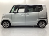 自社整備工場で点検整備をおこなってからお渡ししています。車検が残っている場合は『12ヶ月点検整備』を、車検整備付きの場合は『車検整備』をおこないます。整備費用は車両本体価格に含まれています。