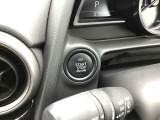 【 プッシュボタンスタートシステム 】 「アドバンストキーを携帯し、ブレーキペダルを踏みながらインパネ上のボタンを押すだけで、エンジンの始動/停止ができます。
