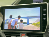 停車中にテレビ映像を楽しめる画面を備えています。外出先でひと息つく時間や、待ち合わせの合間にも活用でき、画面表示からテレビ視聴を確認しやすい装備です。