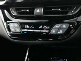 エアコンは運転席と助手席で異なる快適温度に設定できるデュアルオートエアコンです!