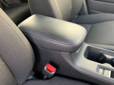 アームレストです!これがないと運転が落ち着かないという方もいらっしゃるのではないでしょうか?肘置きがあるだけでも比較的楽な姿勢で運転することが出来ますし腕の疲れを軽減できます。