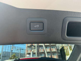 パワーリフトゲートなのでボタン一つでトランクが開け閉めできます。また、運転席と鍵にも開閉スイッチがついております。