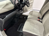 靴や小物を収納できる便利な助手席シートアンダーBOX